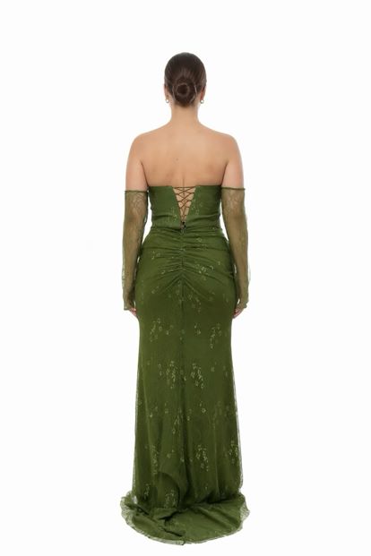 فستان سهرة بمقاسات كبيرة من الدانتيل المطرز باللون الكاكي